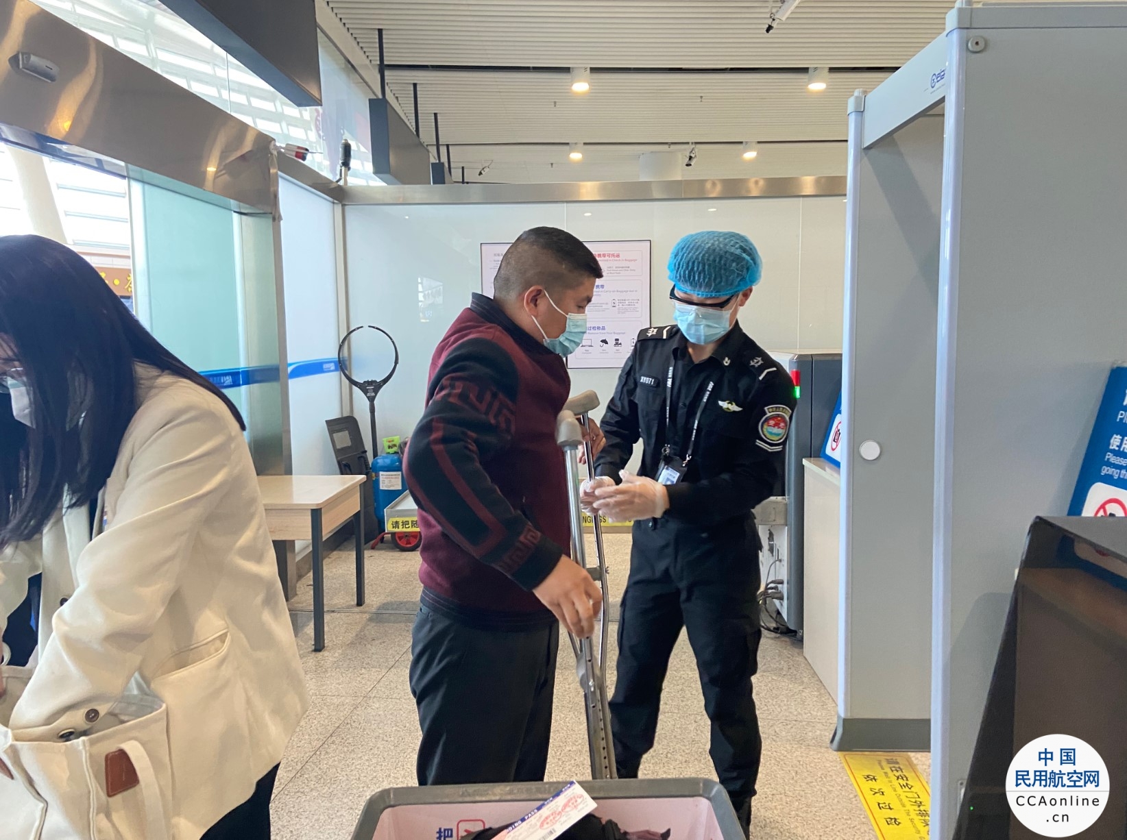 襄阳机场安检员帮助拐杖旅客，保障医护人员顺畅过检