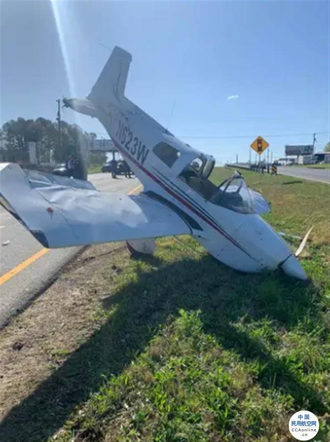 美国一架飞机因故障坠毁高速公路