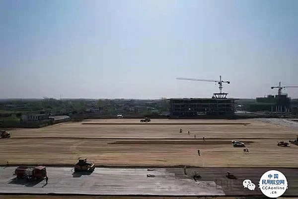 安徽肥东白龙机场 (A1类) 跑道进入水稳铺设阶段