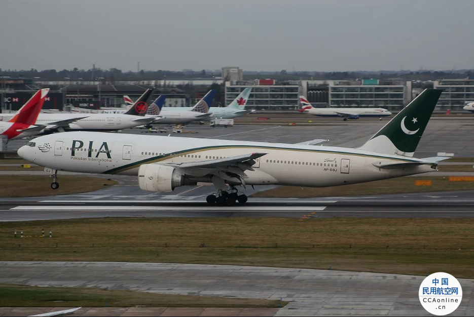 鸟击致巴基斯坦国际航空的波音777挡风玻璃破裂