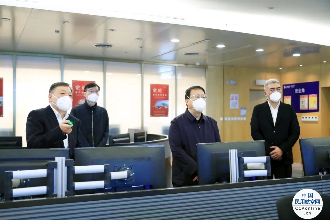 上海市长龚正在浦东机场检查疫情防控工作：保障上海国际航运中心安全正常运转