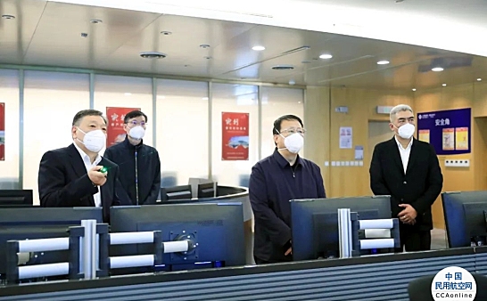 上海市长龚正在浦东机场检查疫情防控工作：保障上海国际航运中心安全正常运转