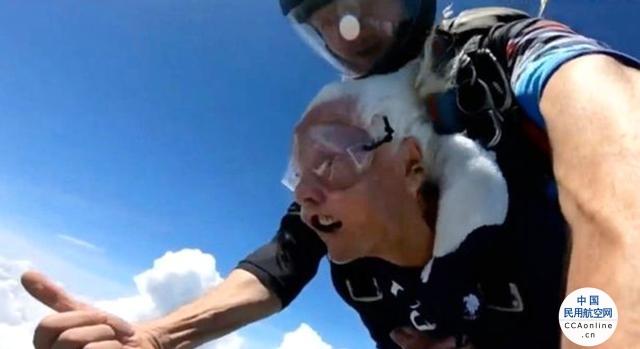 老人高空跳伞庆祝100岁生日