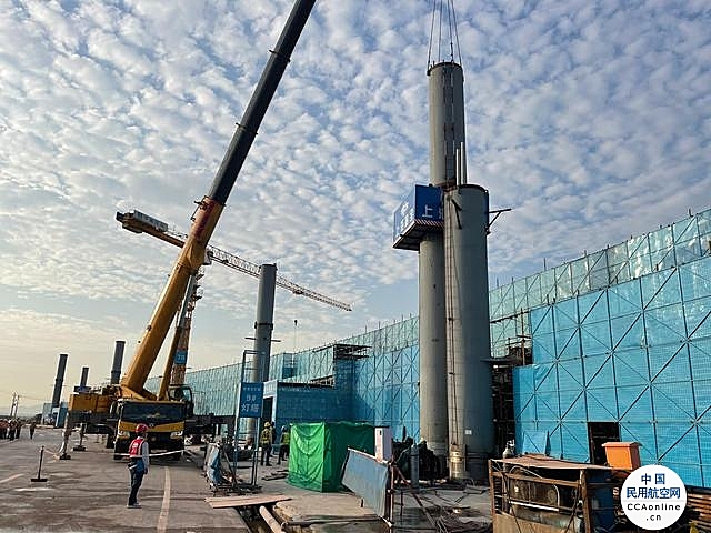 重庆江北国际机场T3B航站楼建设迎新进展 指廊钢结构支撑钢柱完成吊装