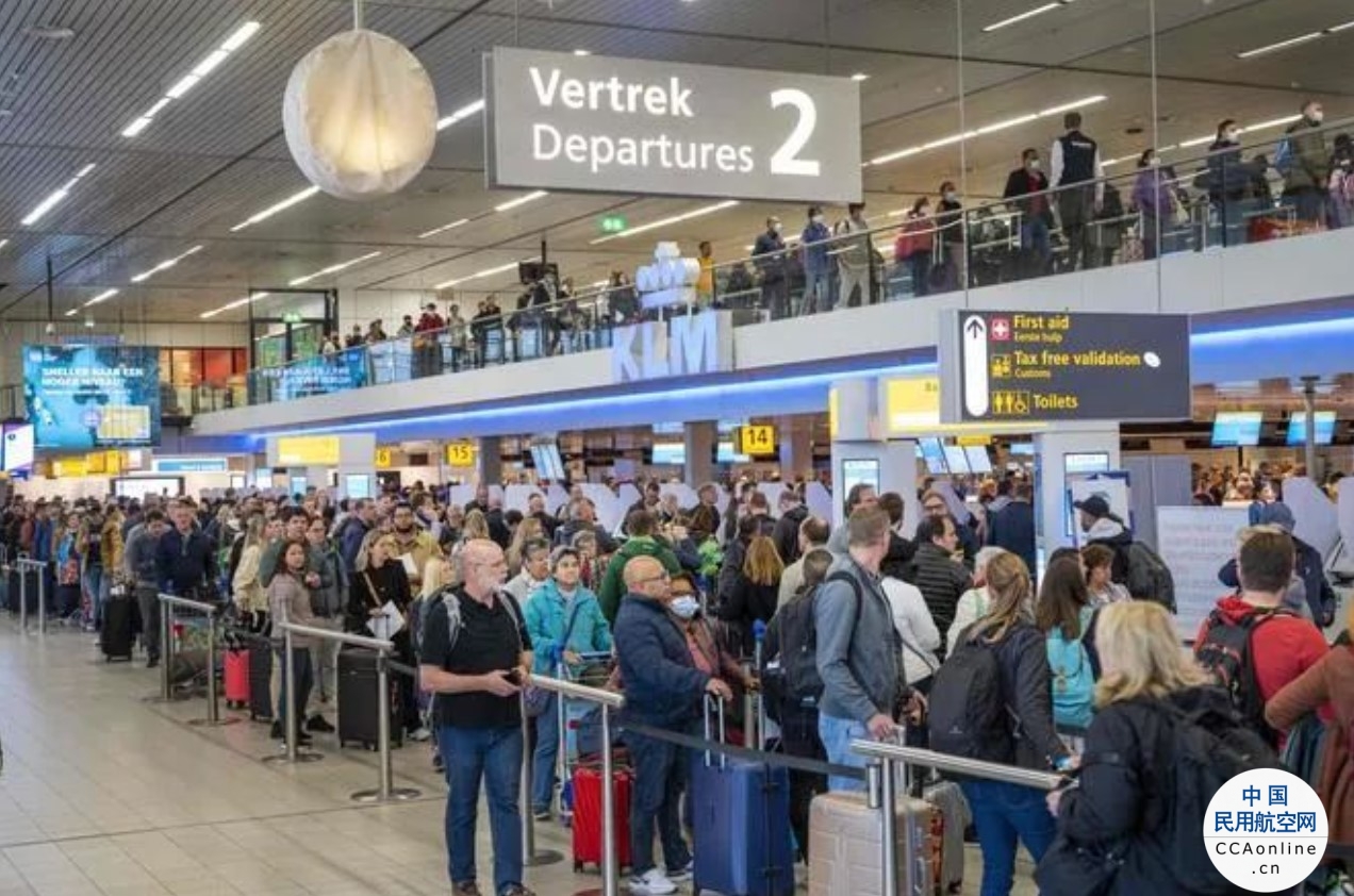 法媒：外国游客回来了，欧洲多地机场被旅客挤爆