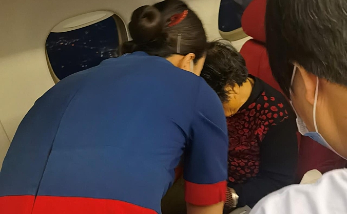 旅客空中突发呛食，河北航空紧急救助保障安全