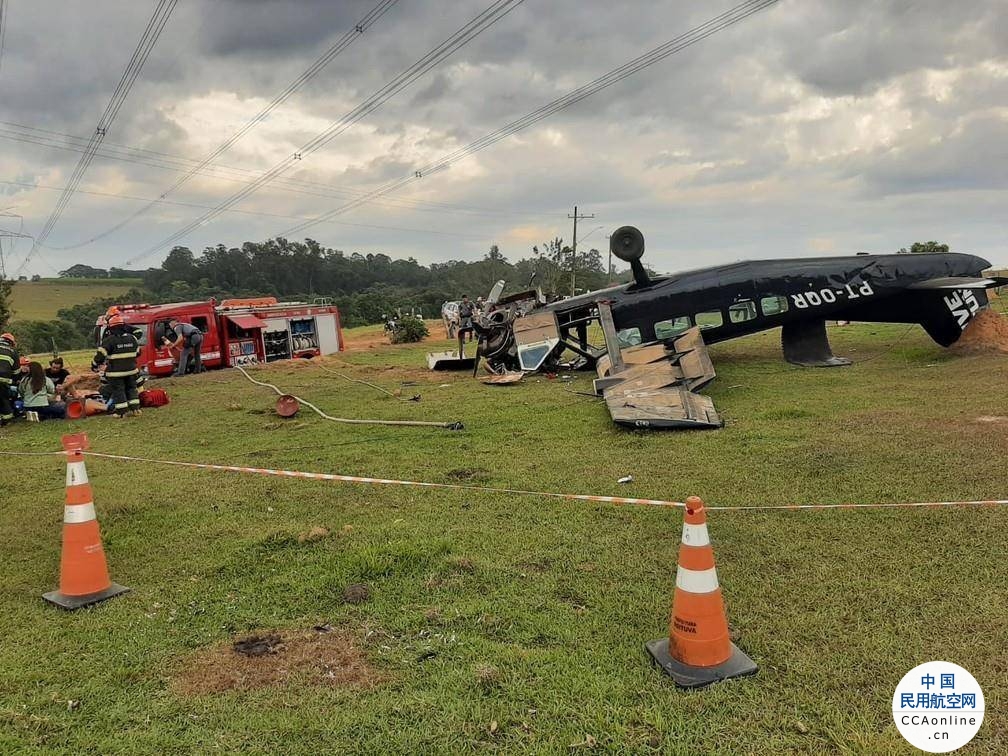 巴西一架载有16人的小型飞机在迫降时坠毁 已致2死10伤