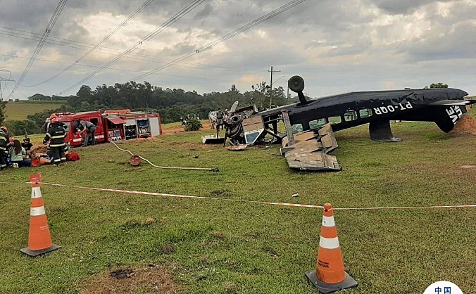 巴西一架载有16人的小型飞机在迫降时坠毁 已致2死10伤