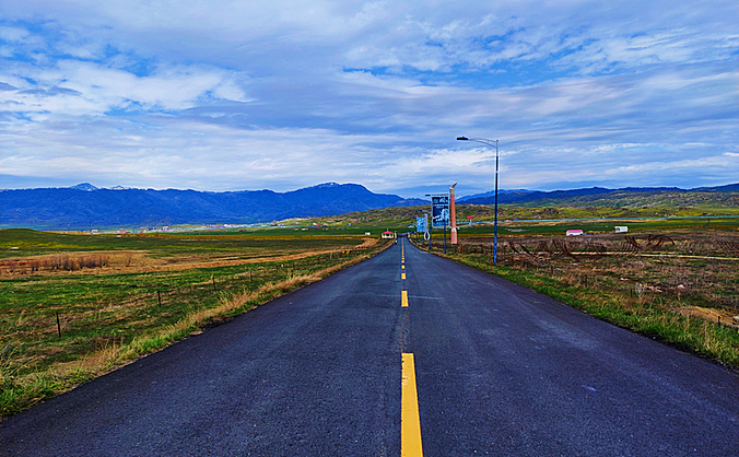 从机场通往人间净土喀纳斯方向的路
