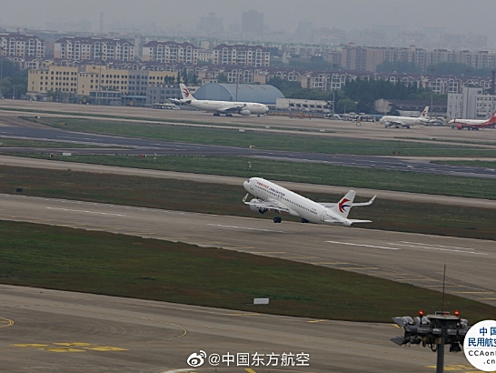 东航在上海的首批复航航班起飞，目的地包括大连与鄂尔多斯