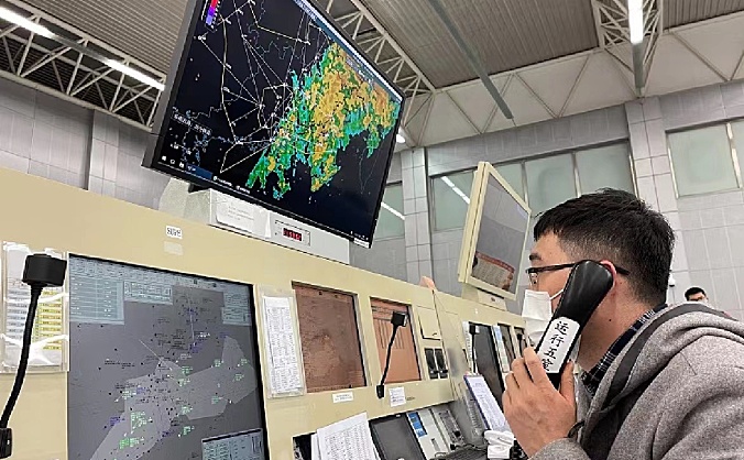 中南空管局管制中心区管中心运行五室开展雷雨保障工作