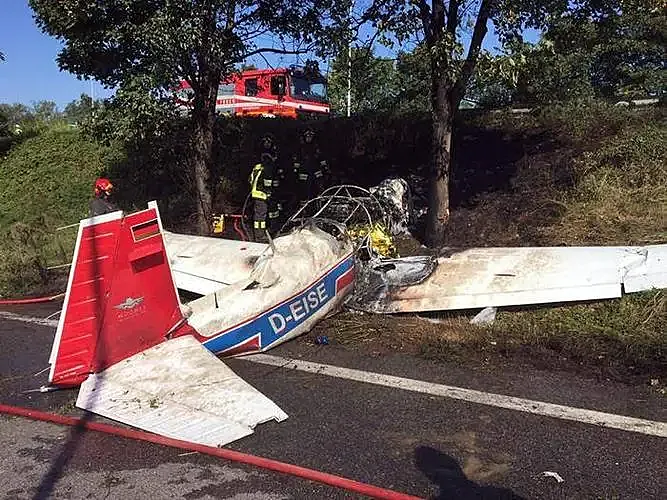 意大利两架超轻型飞机相撞 致2死1伤