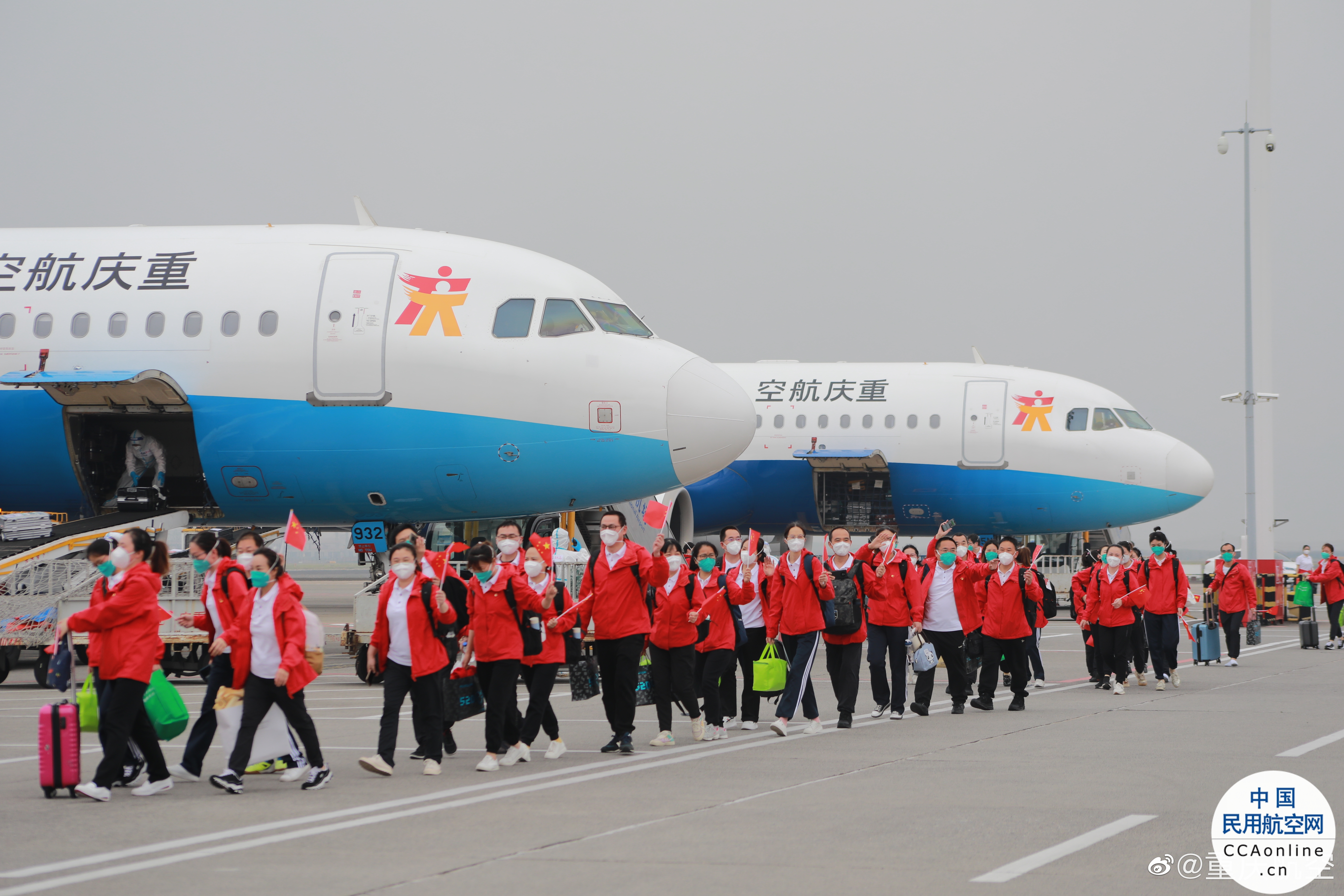 重庆航空9个航班护送1564名重庆市援沪医疗队员返渝