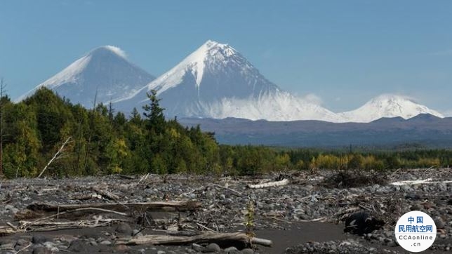 俄罗斯堪察加火山持续喷发火山灰，航空危险级别升为最高级