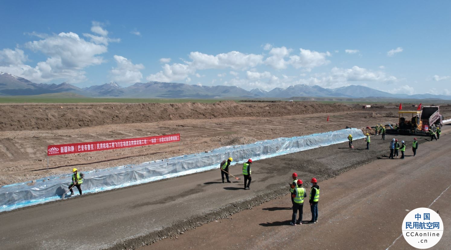 新疆和静巴音布鲁克机场飞行区跑道水稳施工全面开始