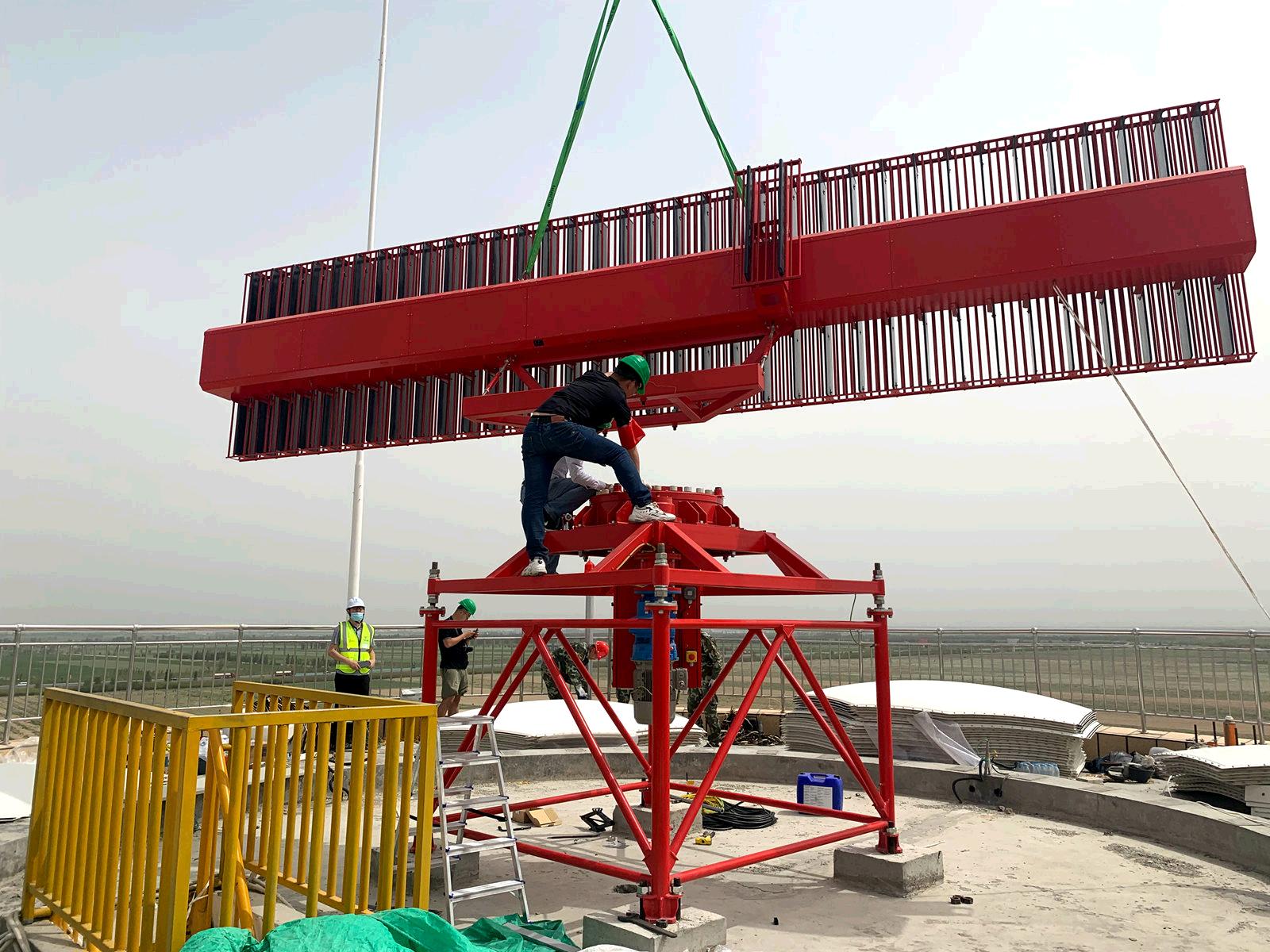 新疆空管局阿克苏等七部雷达工程奇台二次雷达站顺利完成天线吊装