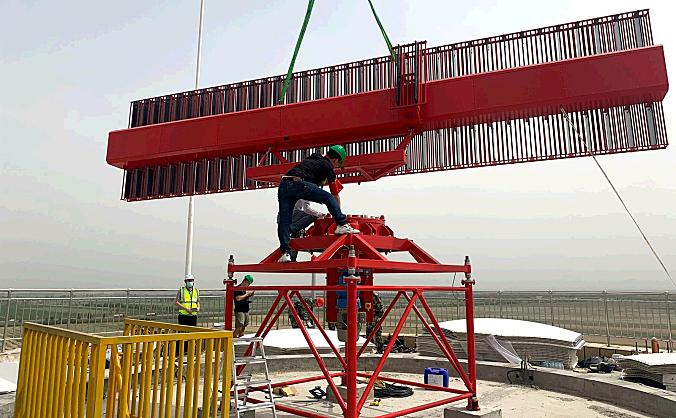 新疆空管局阿克苏等七部雷达工程奇台二次雷达站顺利完成天线吊装