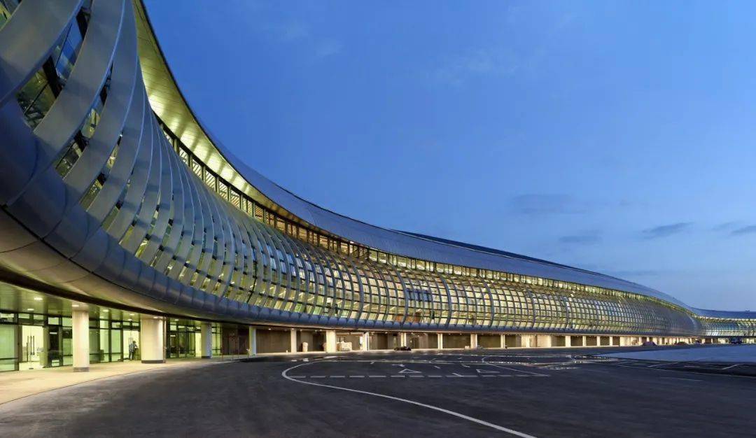 南宁机场开展机坪外来物徒步拉网式检查
