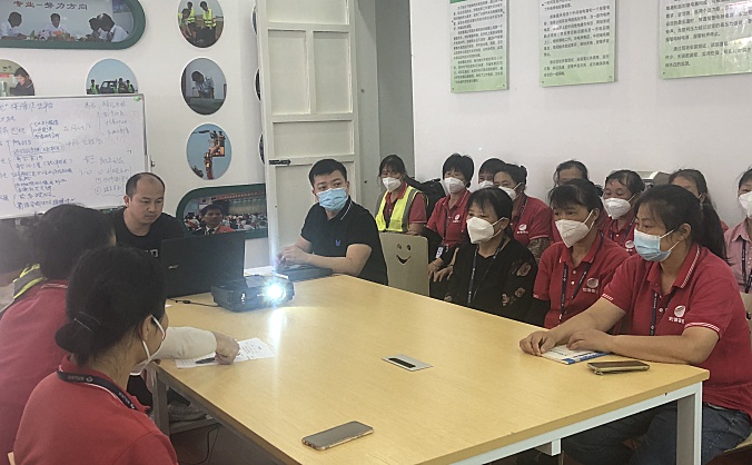 东航江西分公司防控办派团队赴井冈山机场指导航空器消毒工作