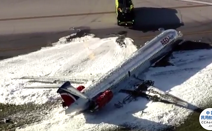 一架飞机在美国迈阿密国际机场迫降后起火，至少4人受伤