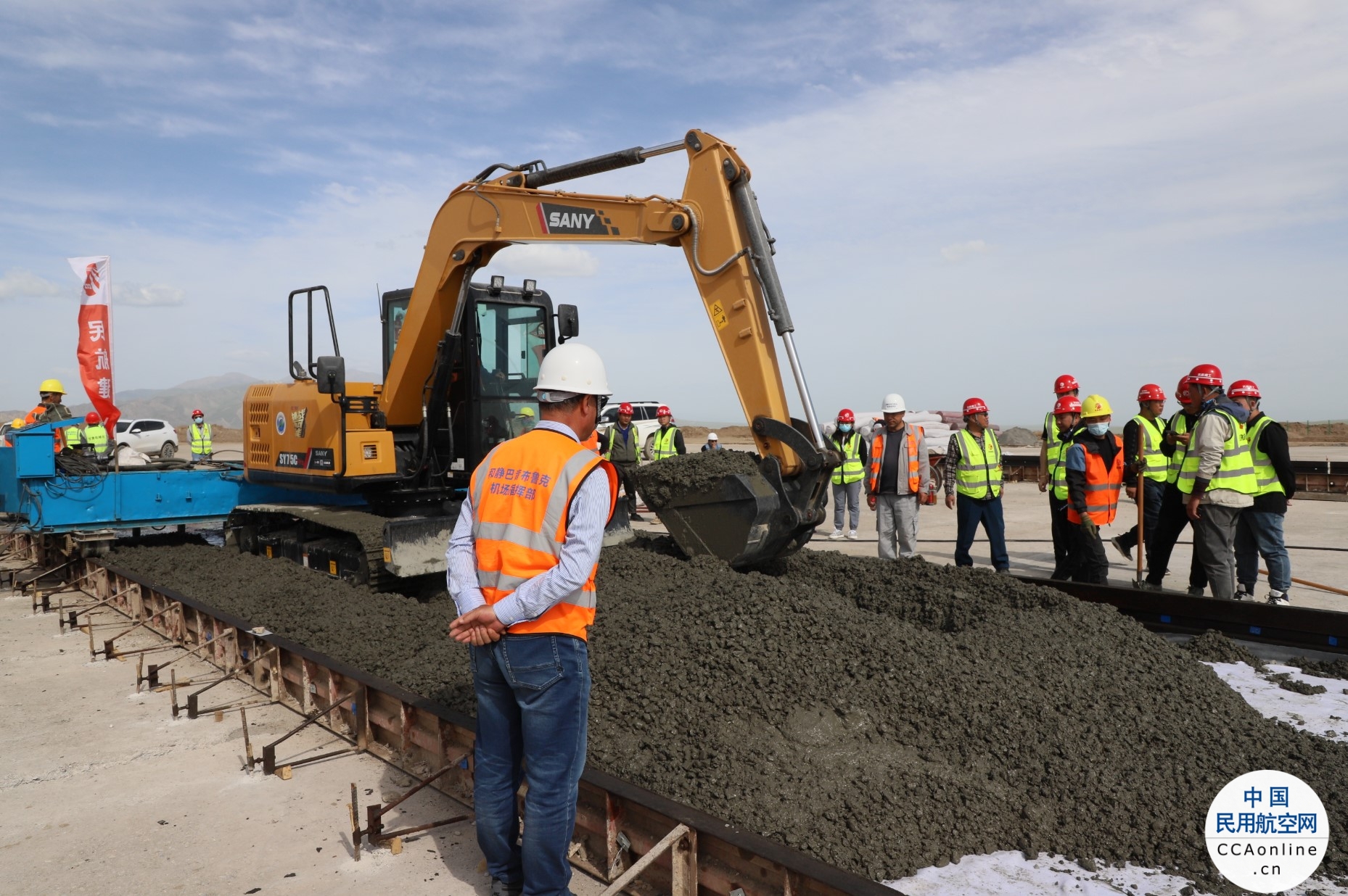 新疆和静巴音布鲁克机场道面混凝土试验段 施工正式开始