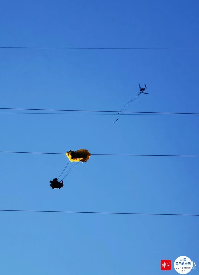 滑翔伞爱好者被困百米高压线