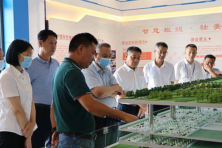 广西壮族自治区交通运输厅党组书记陈鸿起一行到南宁机场开展综合交通基础设施建设和安全生产督查工作