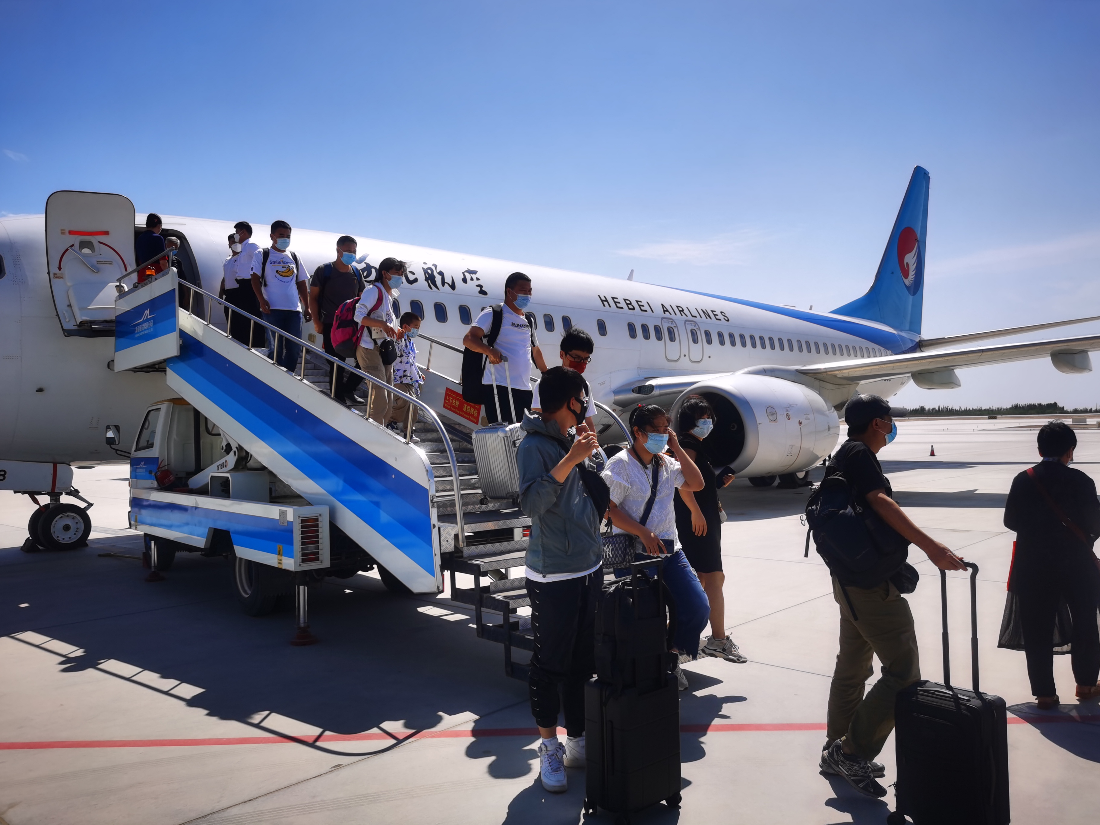 库尔勒机场圆满保障“冀疆行 巴州行”援疆旅游包机