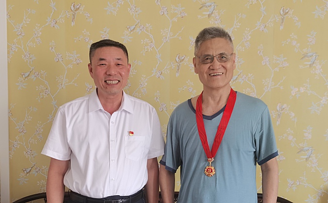 山东空管分局党委书记邓文颖为在党50年老同志颁发纪念章