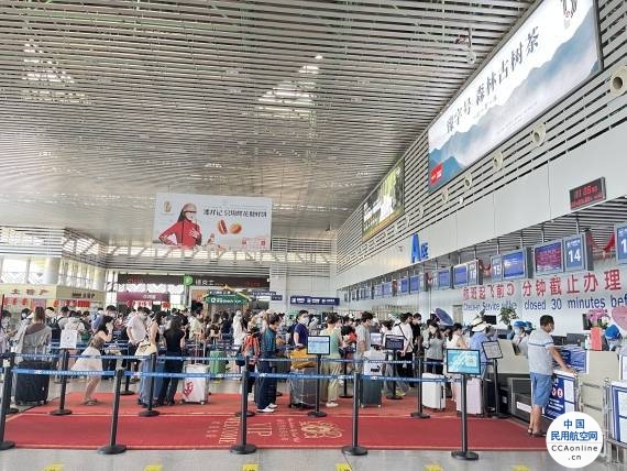 云南西双版纳迎来暑运“黄金期” 机场旅客吞吐量大幅上升