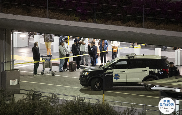 美国旧金山国际机场因炸弹威胁疏散旅客，一男子被拘留