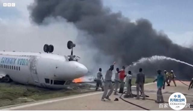 索马里一客机降落时机身翻覆，机翼脱落起火