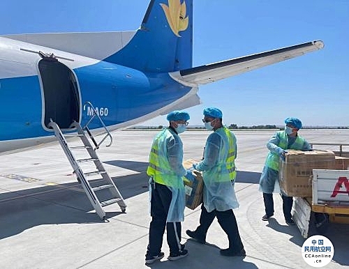 幸福航空新舟60执飞阿勒泰-喀纳斯航班，分批转运防疫物资