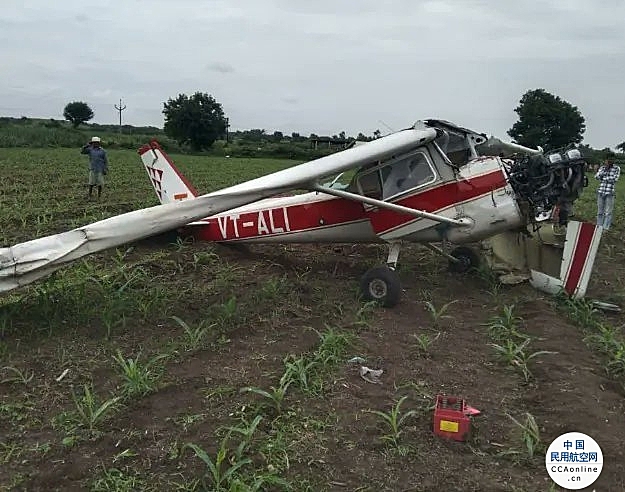 印度一航空学院教练机坠毁，女飞行员受伤