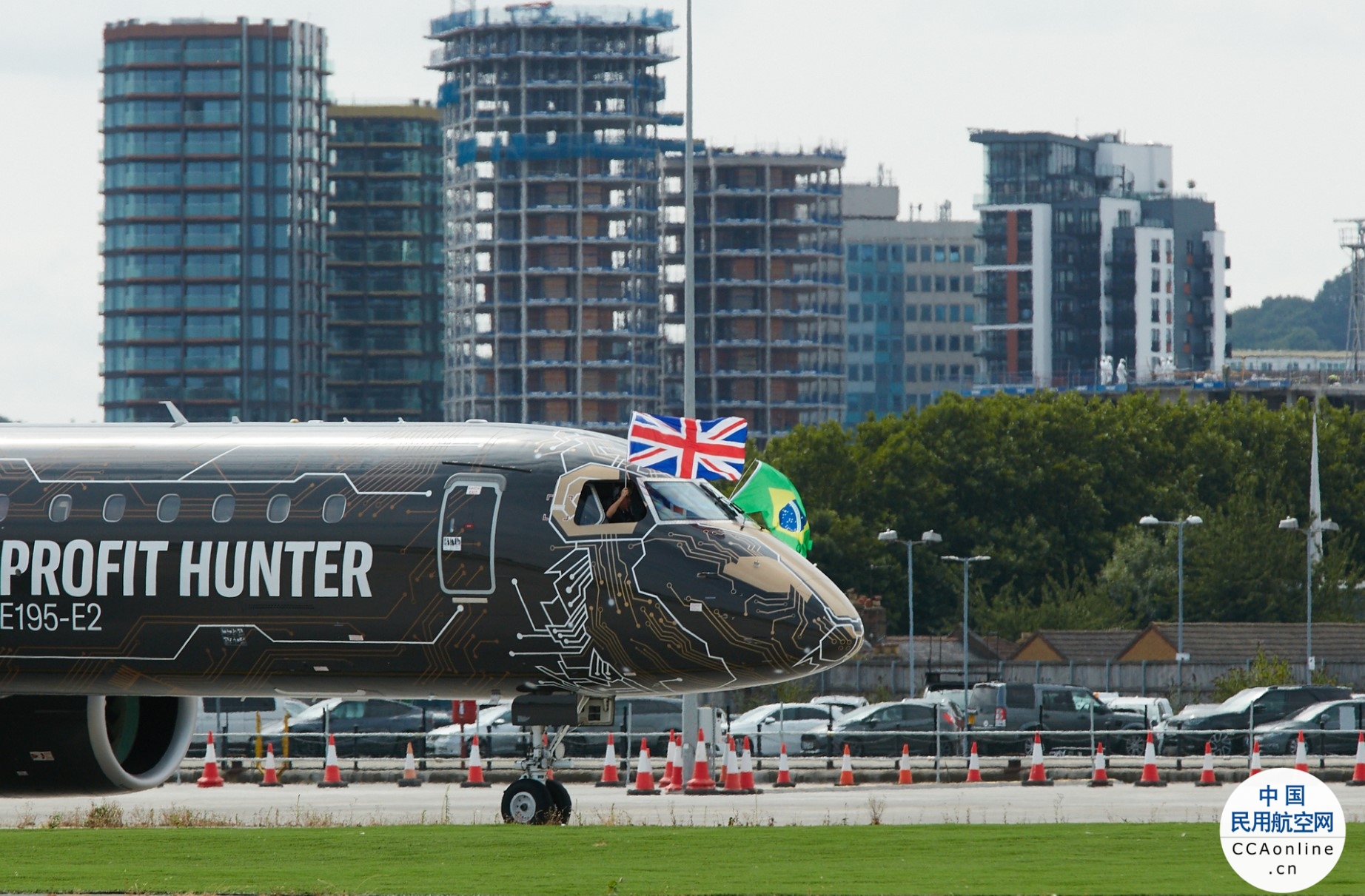 巴航工业“工程狮”涂装E195-E2首次飞抵伦敦城市机场