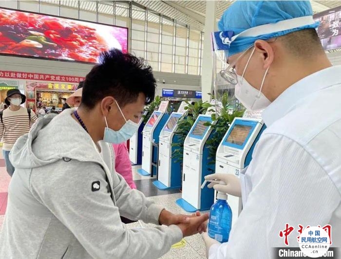 西宁机场为来青旅客提供免费采样核酸检测服务