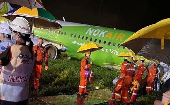泰国清莱机场一客机因大雨滑出跑道