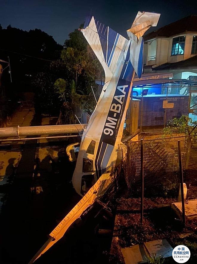 马来西亚一架轻型飞机坠落民宅：机头插地 致1死1伤