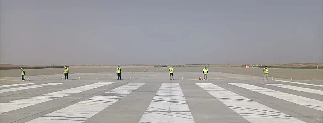 护航安全运行|于田万方机场运行保障部全员开展步行检查跑道工作