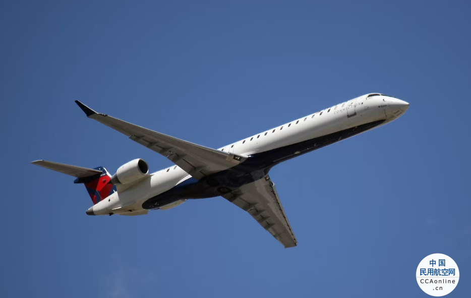 一架CRJ-900降落时机翼撞上跑道