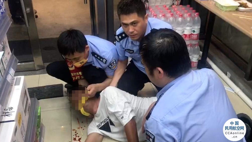 杭州萧山机场内一男子突然抽搐倒地，“警”急救助10分钟转危为安