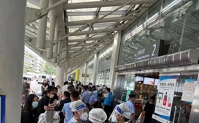 约8万游客滞留，时空伴随者赋黄码！三亚机场航班大面积取消，机票价格暴涨，游客集中区域如何防控？