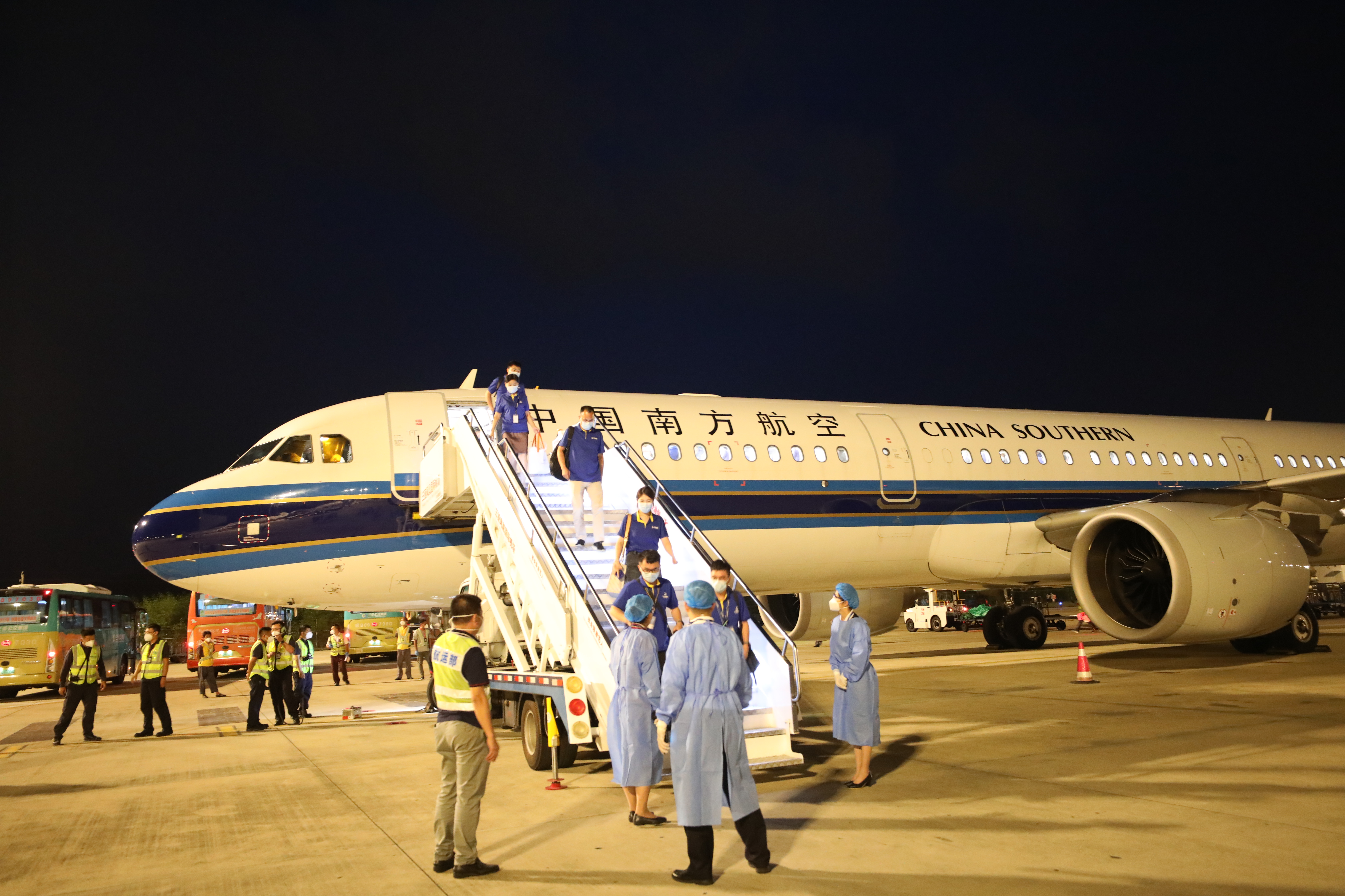 首批援琼医疗队包机顺利抵达三亚机场
