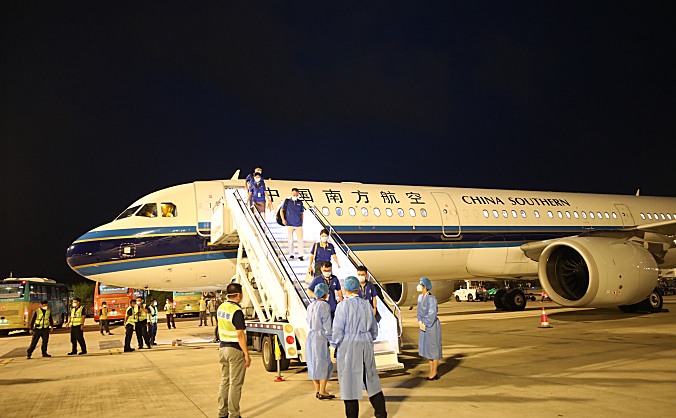 首批援琼医疗队包机顺利抵达三亚机场