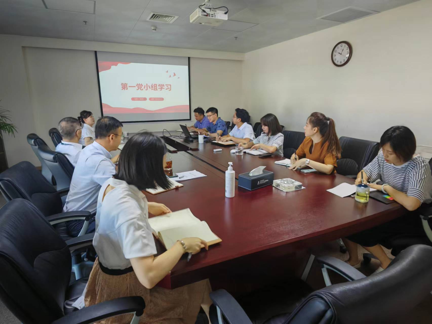 深圳空管站机关一支部第一小组开展学习活动