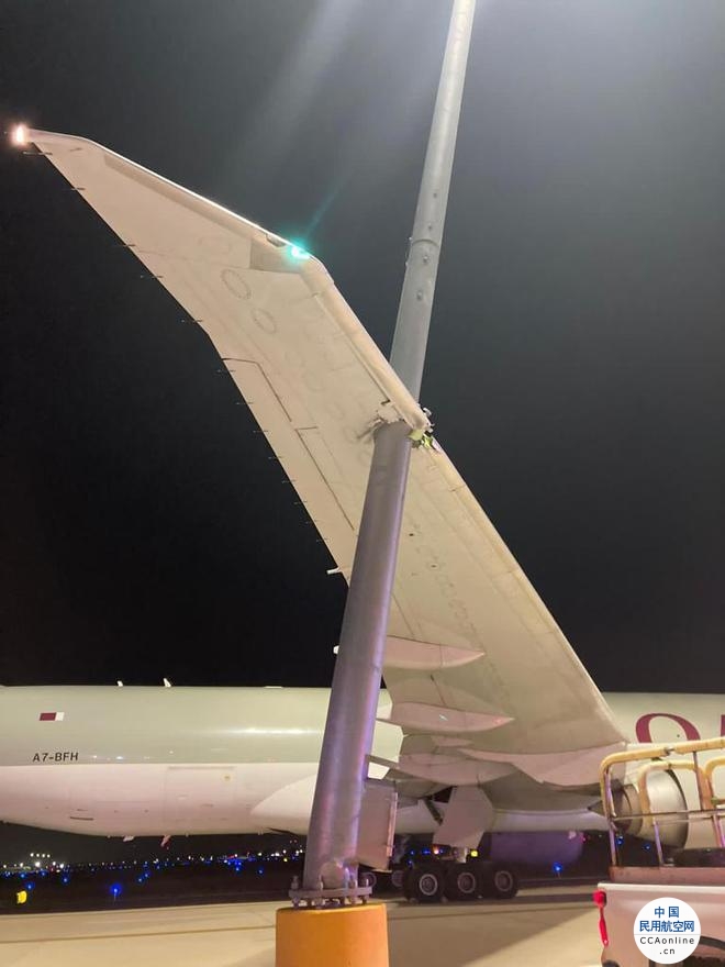 卡塔尔航空波音777降落滑行时撞上灯杆，机翼受损，4名飞行员被解雇