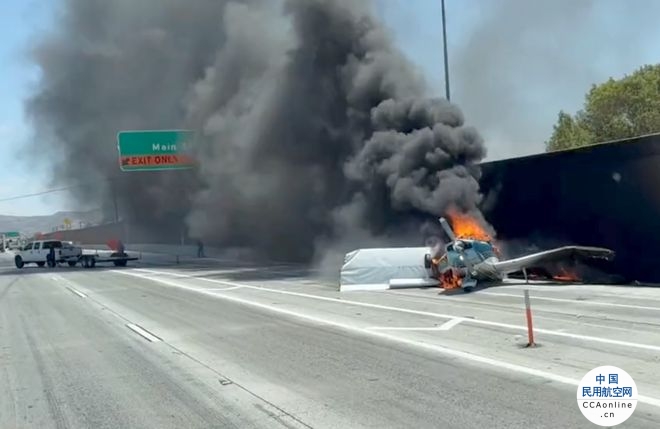 美国一飞机冲入高速公路车流中起火燃烧