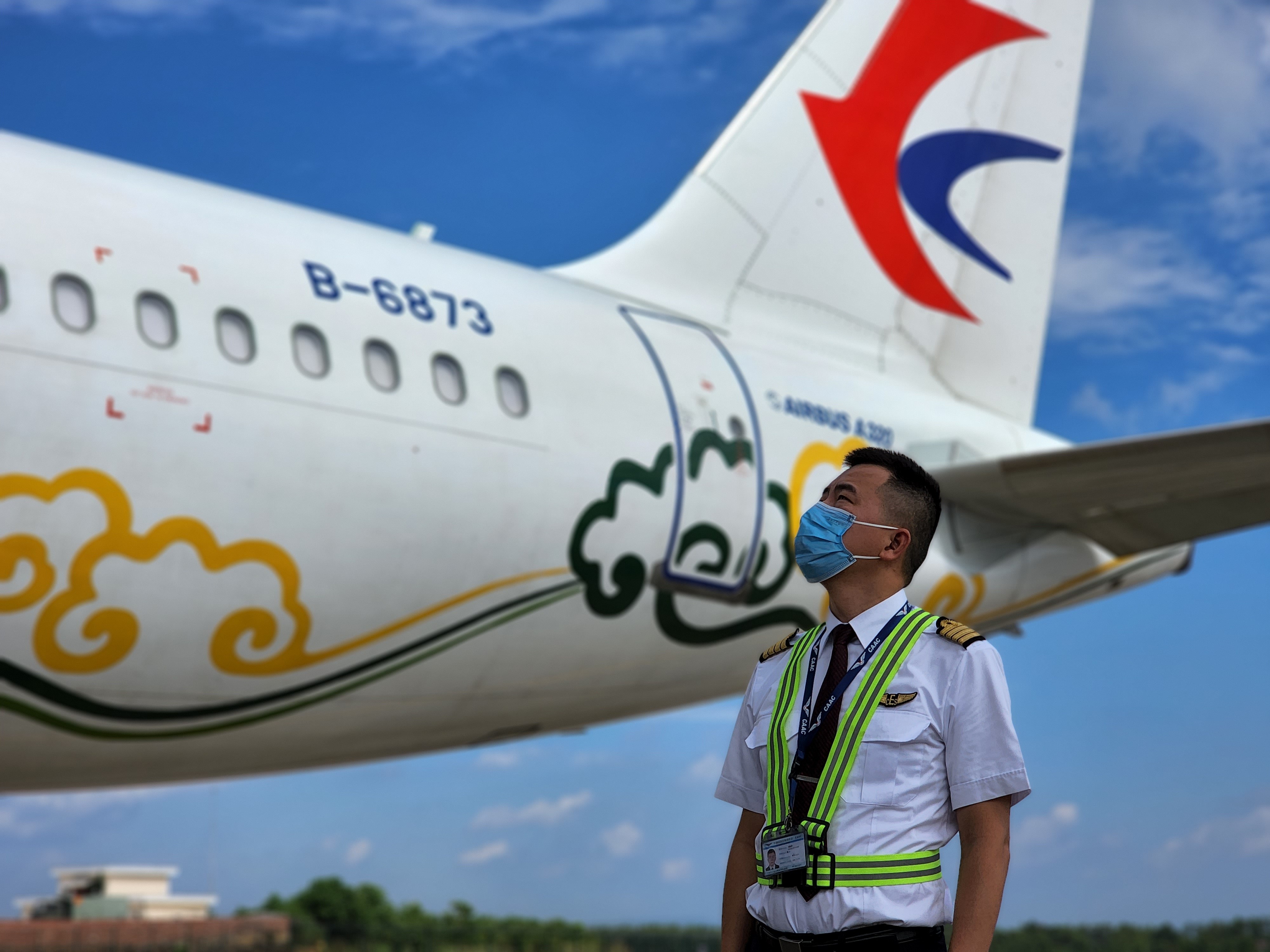 确保每一个航班的安全是我的责任——记东航江西分公司飞行员邓德芳