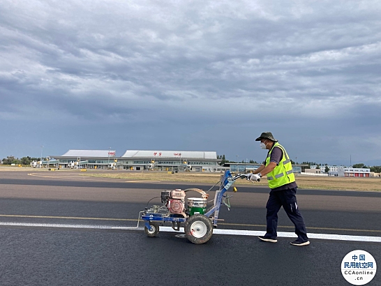 伊宁机场开展跑道标志线维护工作