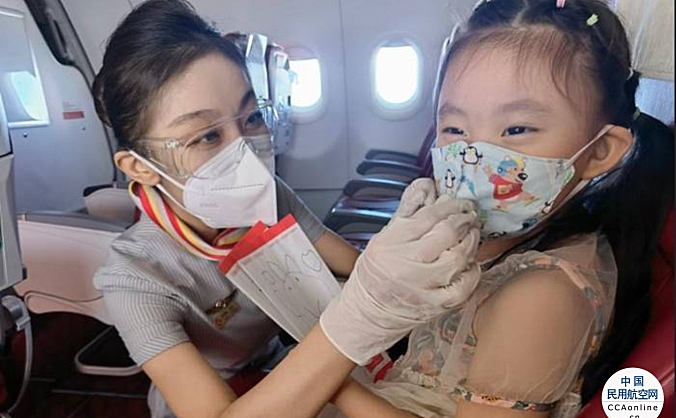 暑运期间 天津航空乘务员各显神通 伴“小孤勇者”温暖“童”行